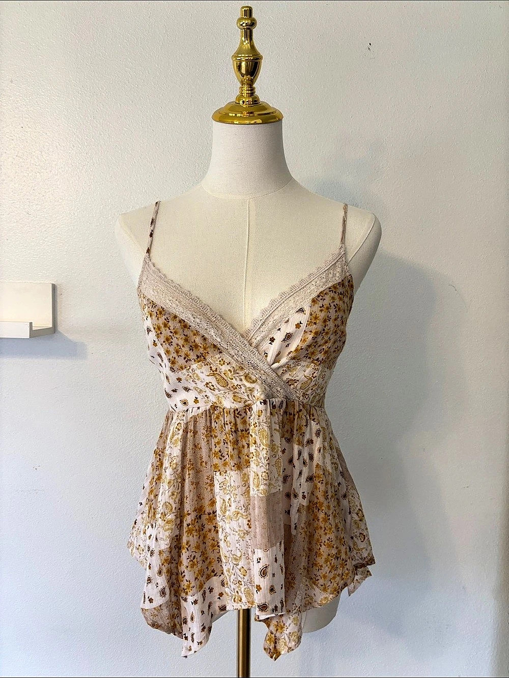 American Eagle Floral Lace Trim Cami in White & Yellow Size Medium